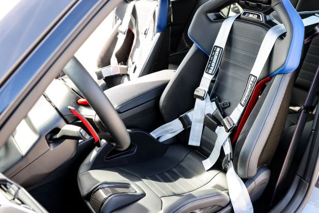 Die Airbags sind deaktiviert, da der Fahrer eine VR-Brille trägt. Doch die Renngurte halten einen fest im Sitz. (Bild: Wolfgang Groeger-Meier für BMW)